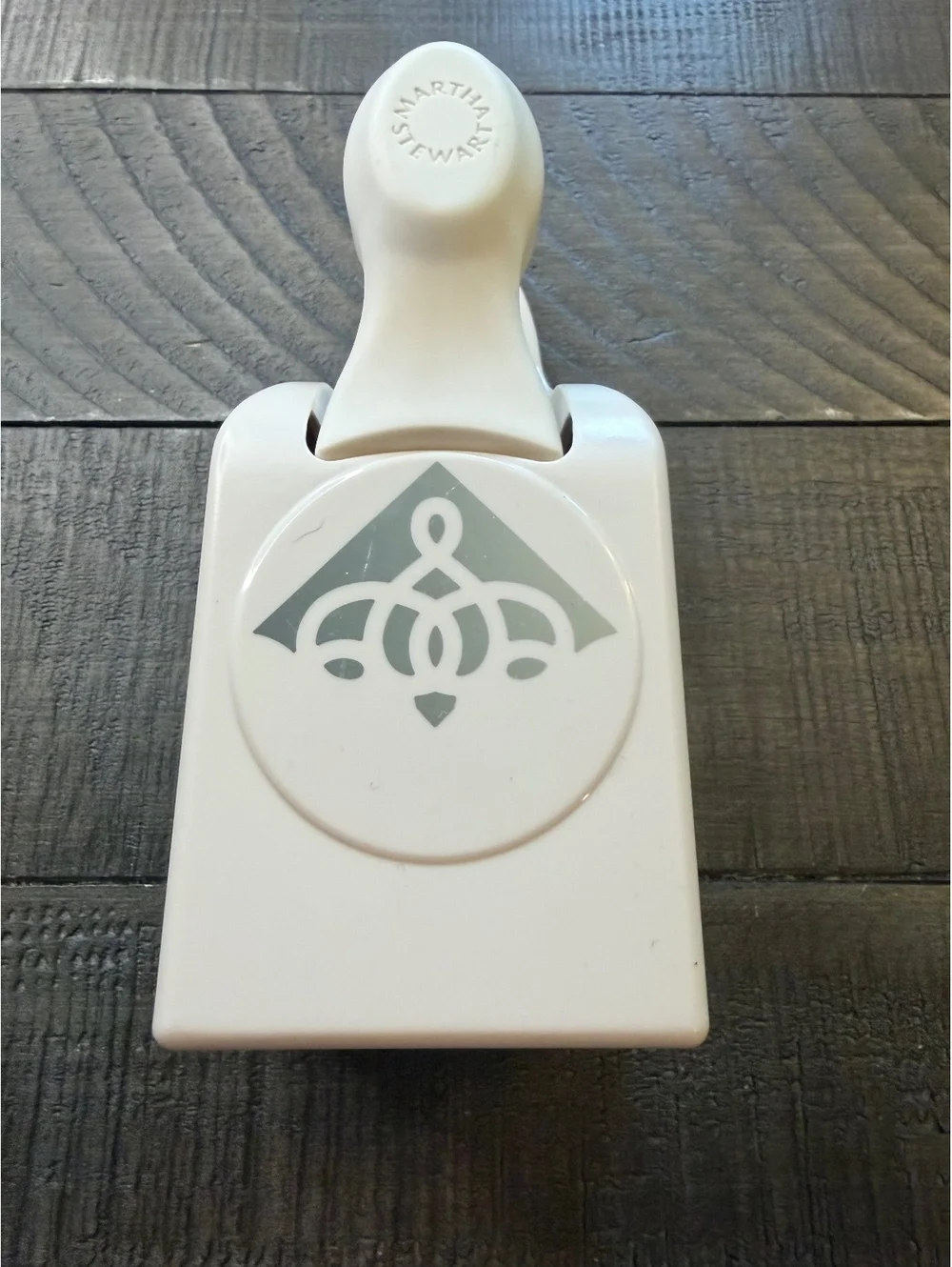 Martha Stewart Twirl Loop Corner Shape Punch